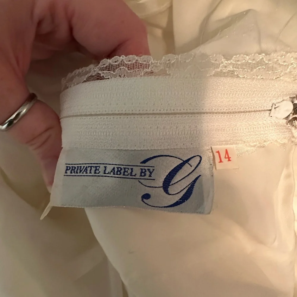 Stunning classic wedding dress - Picture 12 of 16